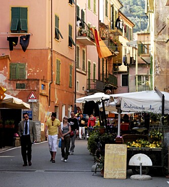KOSELIG: Alle byene har en smal hovedgate med et yrende folkeliv. Dette er Via Roma i Monterosso.