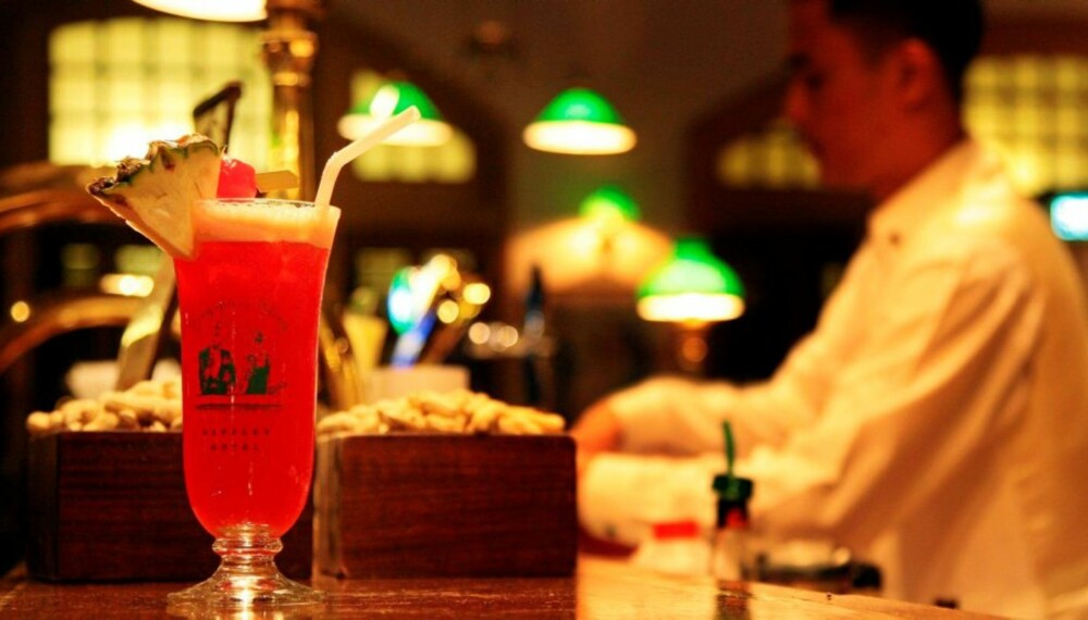 BERØMT DRINK: Ingen tur til Tigerbyen er komplett uten en Singapore Sling på Raffles Hotel. Den søte drinken ble skapt her på hotellet, et sted som fortsatt lukter av gammelkolonistisk stil.