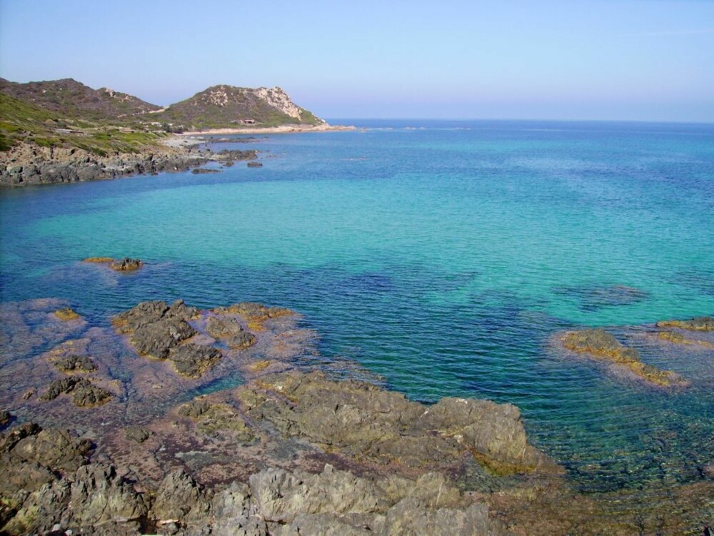 STRANDLIV: En av mange vakre strender sør på Korsika.