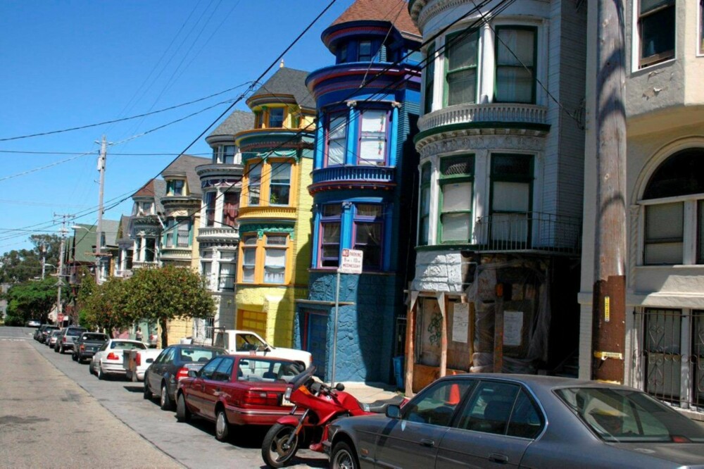 FARGERIKT: Å dra på hus-spotting er alene grunn nok til å dra til San Francisco, som er kjent for både bratte bakker og fargerike hus. Dette bildet er tatt på veien mellom Mission og Castro.