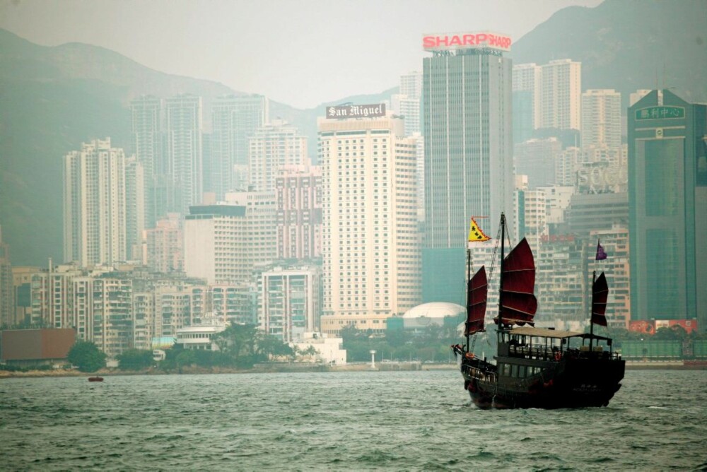 BÅTTUR: Best utsikt til Hongkongs skyline får man fra sørenden av Kowloon, men det finnes også flere båter ¿ laget i gammel stil ¿ som tar turistene med på en utkikkstur.