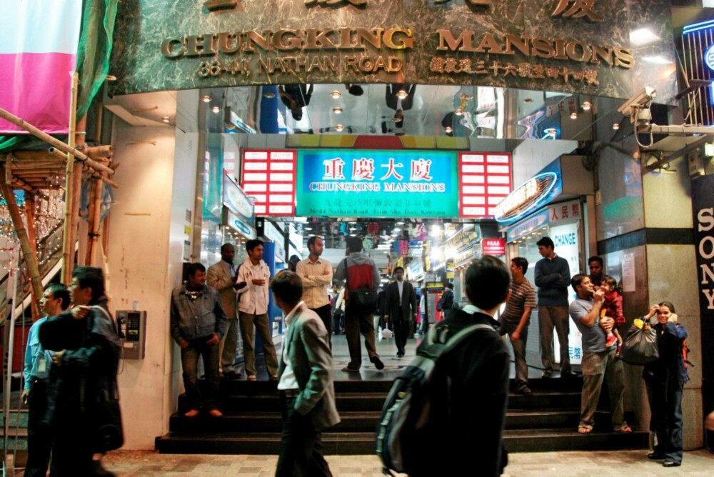 INTERNASJONALT: Chunking Mansions er et sammensurium av butikker og hoteller på sørenden av Kowloon i Hongkong. Rommene er billige, bråkete og bittesmå.
