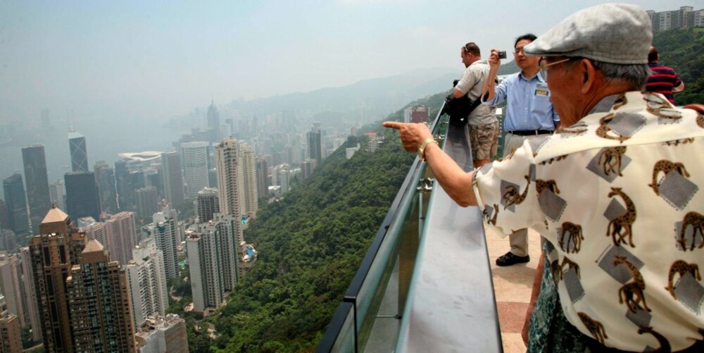 FUGLEPERSPEKTIV: Fra The Peak får man suveren utsikt over det urbane Hongkong. Men forurensingen kan bli så kraftig enkelte dager at skyskraperne ligger gjemt bak en vegg av smog.