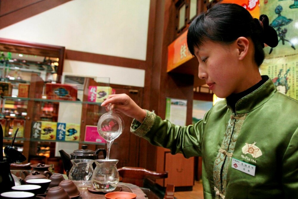 SMAKSPRØVER: Li jobber ved tehuset Ten Fu i Dashilan-gaten, og bruker hele dagen på å lage smaksprøver til kundene. Selv drikker hun utallige tekopper hver eneste dag.