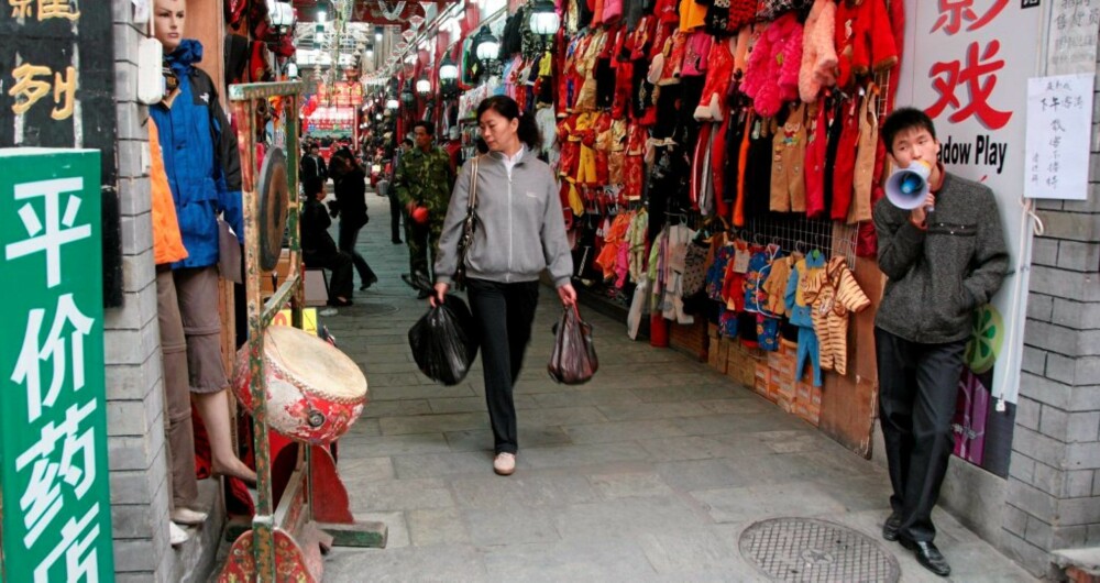 SHOPPING: Ved Dashilan-gaten like sør for Den himmelske freds plass pågår handelen som den har gjort i lang tid. Beijing er full av kjøpesentere, men her selges varene fortsatt fra gaten.