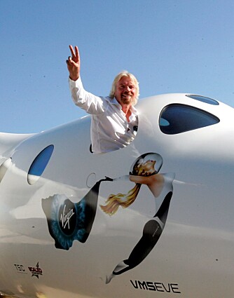 FORNØYD: Den britiske billionæren og grunnleggeren av Virgin Galactic, sir Richard Branson, vinker til publikum fra moderskipet som har fått navnet White Knight Two Eve.