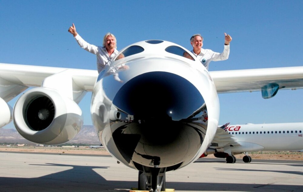 TOMMELEN OPP: Grunnleggeren av Virgin Galactic, sir Richard Branson (venstre) og romfartøy-pioneeren Burt Rutan vender tommelen opp. De har kommet et skritt nærmere tidenes første turistbaserte verdensromreise.