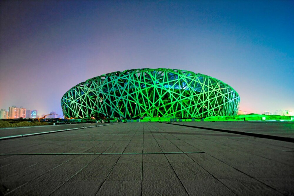 FUGLEREDET: Beijings nasjonale stadium har fått kallenavnet fugleredet. Ikke uten grunn...