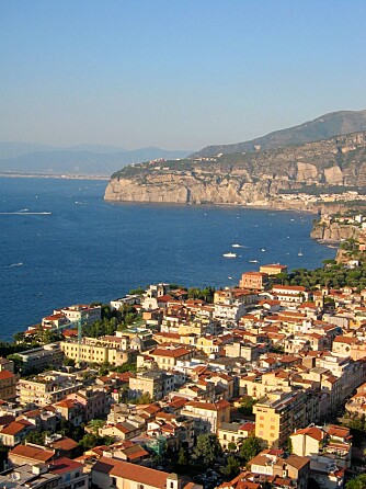 PANORAMA: Utsikt over Sorrento. Til venstre i bakgrunnen ser man Napoli.