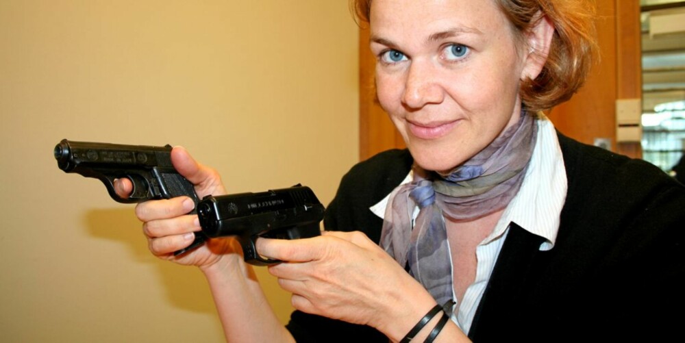 EKTE OG UEKTE: Assisterende pressetalskvinne Sofie Bruun ved Oslo Lufthavn Gardermoen viser frem en ekte og en uekte pistol. Ser du forskjellen?