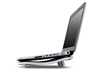 KJØLIG: En kjøleplate er en god investering hvis den bærbare PC-en svetter i sommervarmen. Denne modellen fra Belkin koster fra 160 kroner på nett.