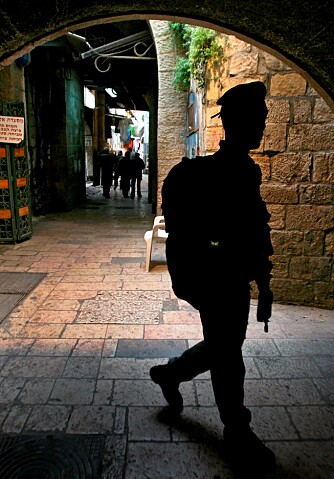 PÅ VAKT: Israelsk soldat som patruljerer i Jerusalems gamleby.