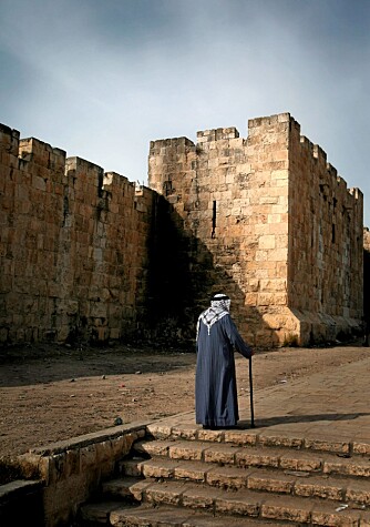 RUSLER: Palestinsk mann som rusler langs murene i Gamlebyen.