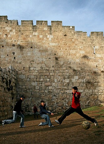 FOTBALL: Innbyggerne i Jerusalem har også andre interesser enn religion.