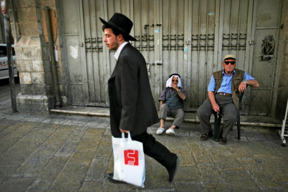 TIL FOTS: Ortodoks jøde på vandring i Gamlebyen.