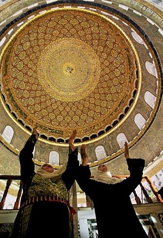 PÅ INNSIDEN: Muslimer i bønn i Klippemoskeen.