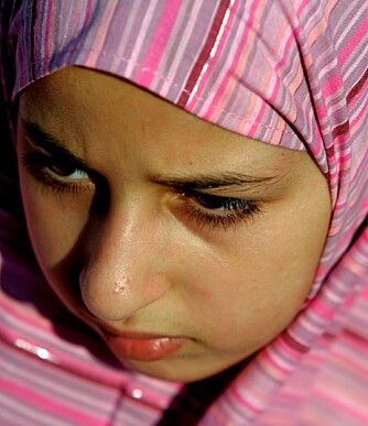 FØLGER MED: Muslimsk jente som følger gudstjenesten.