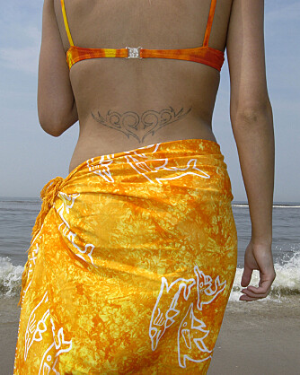 Sarong dekker til rumpa di på stranda, og ser i tillegg trendy ut.