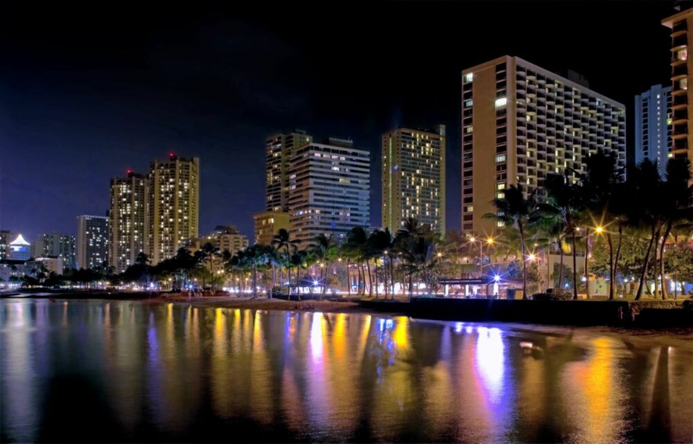 LYSER OPP: Waikiki etter mørkets frembrudd.