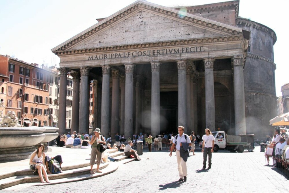 SPESIELL: Eneste lyskilde inne i 2000 år gamle Pantheon er solen, som skinner gjennom et hull i taket.