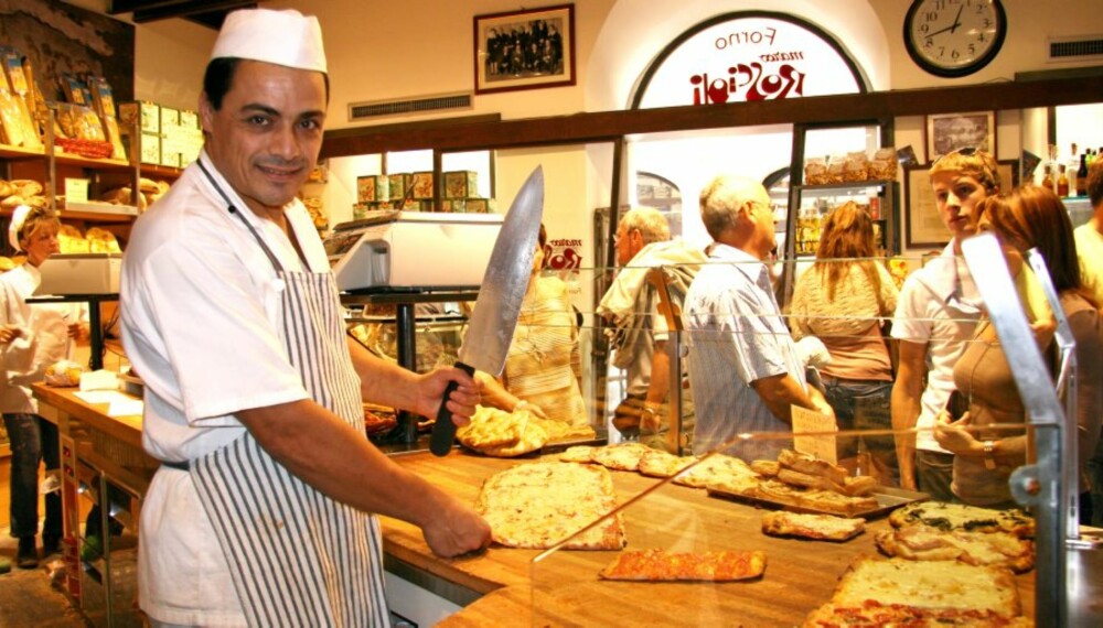 SMAKFULL: Hos Forno Roscioli i en sidegate til Via dei Giubbonari kan du kjøpe supergod pizza til å ta med.