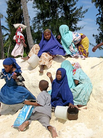 SKOLEFRI: Barna i fiskerlandsbyen Nungwi leker på stranden etter skoleslutt.
