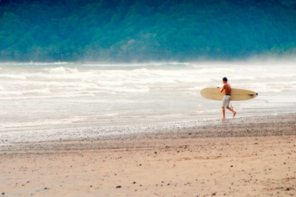TEST BRETTET: Er du først kommet så langt som til de flotte surfestrendene på Costa Rica, må du nesten prøve deg.