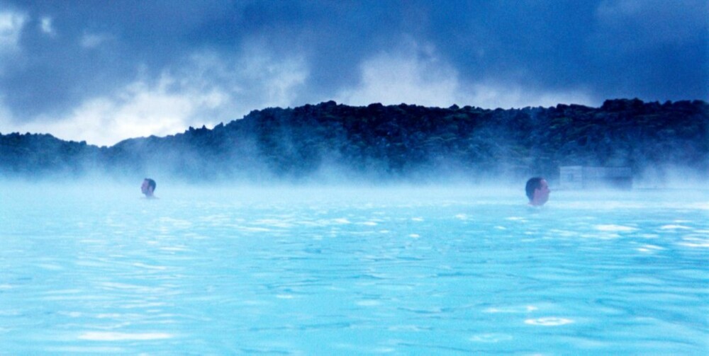BADE: Den mest kjente varme kilden på Island er Den blå lagune. Den ligger omtrent en times kjøring fra Reykjavík, ikke langt fra Keflavík.