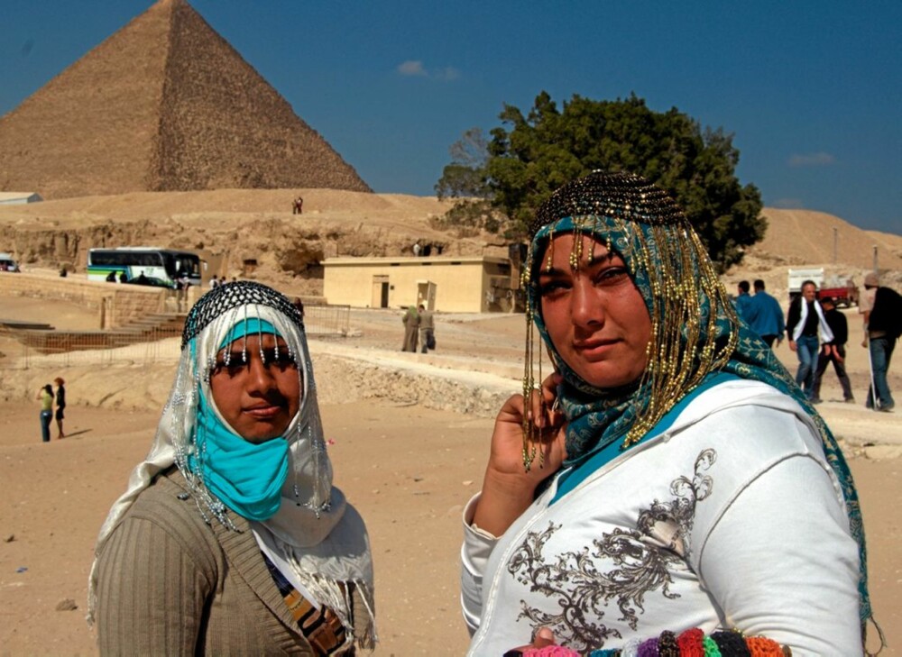 PYNT: Det er et yrende liv i pyramideområdet. Her treffer vi skoleklasser
med oppjagede lærere, billass med ivrige japanere og unge egyptere som gjerne vil pynte deg med vakre hodeplagg.