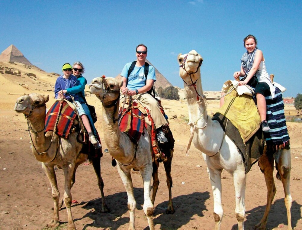 EKSOTISK: Det er en flott opplevelse å beskue pyramidene fra en kamelrygg, men avtal prisen på forhånd - gjerne gjennom hotellet eller en guide. Det finnes mange som vil tjene gode penger på naive turister.