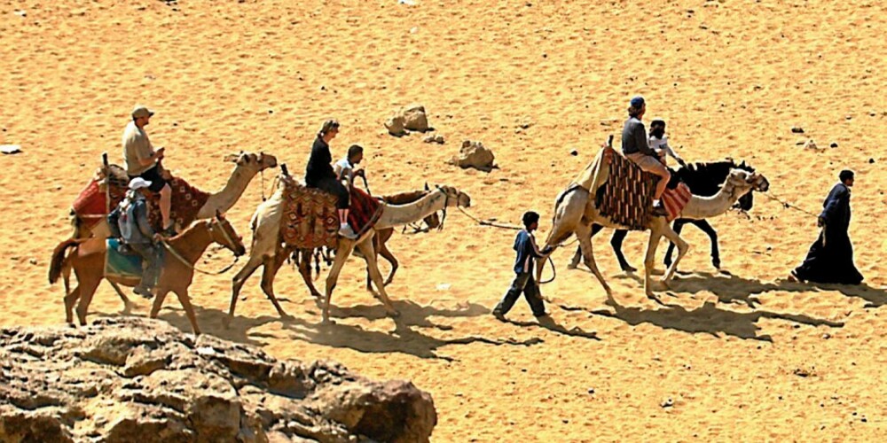 PÅ TUR: En ridetur i ørkenen kan være en spennende og annerledes opplevelse, og det finnes både én- og totimers turer. For de minste var én time på kamelryggen mer enn nok.