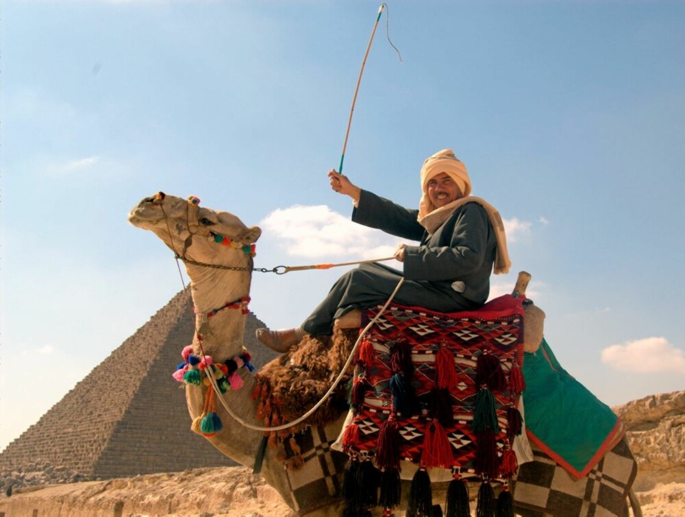 HØYT TIL KAMELS: Det kryr av kameleiere som gjerne stiller opp til fotografering ¿ alle tilbyr deg en ridetur, men de smiler vennlig når du bestemt sier "lâ shukran" (nei takk) og ønsker deg en god dag.