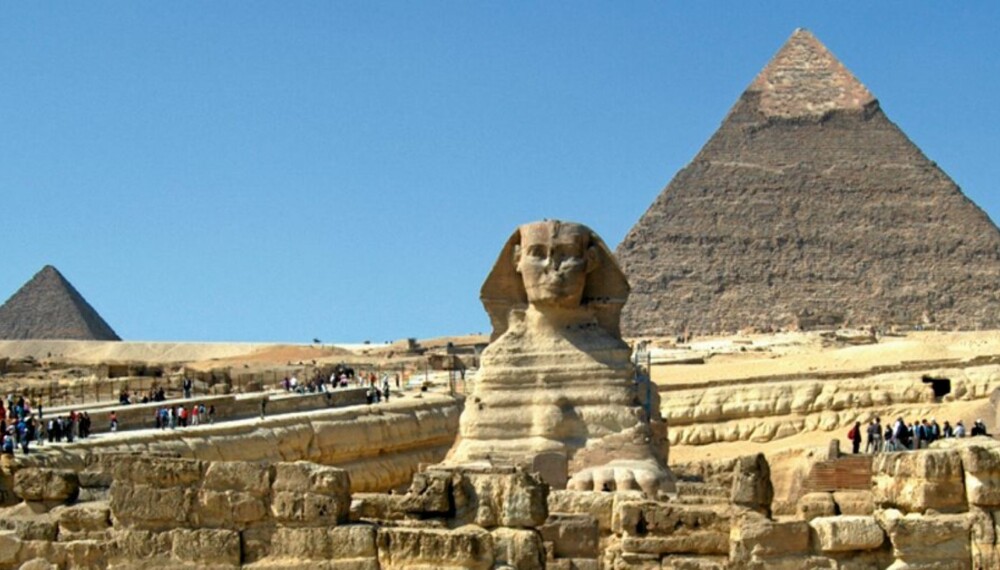 GAMMEL SFINX: Upåvirket av horder med turister stirret Sfinksen inn i uendeligheten, og er mer enn noe et symbol på "Det gamle Egypt". Den sterkt eroderte kroppen er hugd ut av en 50 millioner gammel kalksteinsklippe.