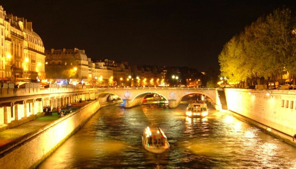 LYSER OPP: Natten har senket seg over Paris og Seinen.