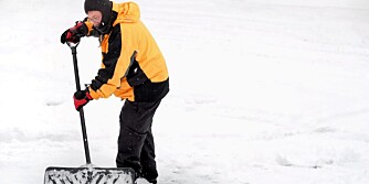 PASS PÅ RYGGEN: Hold spaden med begge hender og vri hele kroppen når du skal kaste bort snøen.