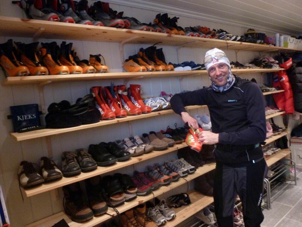 ORDEN I SAKENE: Odd-Bjørn har ett rom for sko og tøy, og ett rom for ski og smøring. Men mangler stadig badesalt.