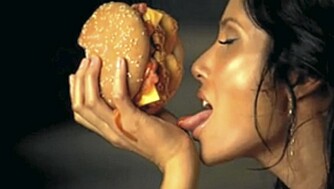Padma Lakshmi spiser burger for Carl's Jr.