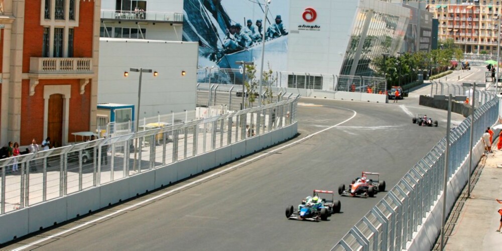 Formel 3-bilene passerer hovedkvarteret til Alinghi, som deltar i Americas Cup i seiling. Formel 1-teamene vil bruke mange av de samme fasilitetene som er bygd for seilasen.