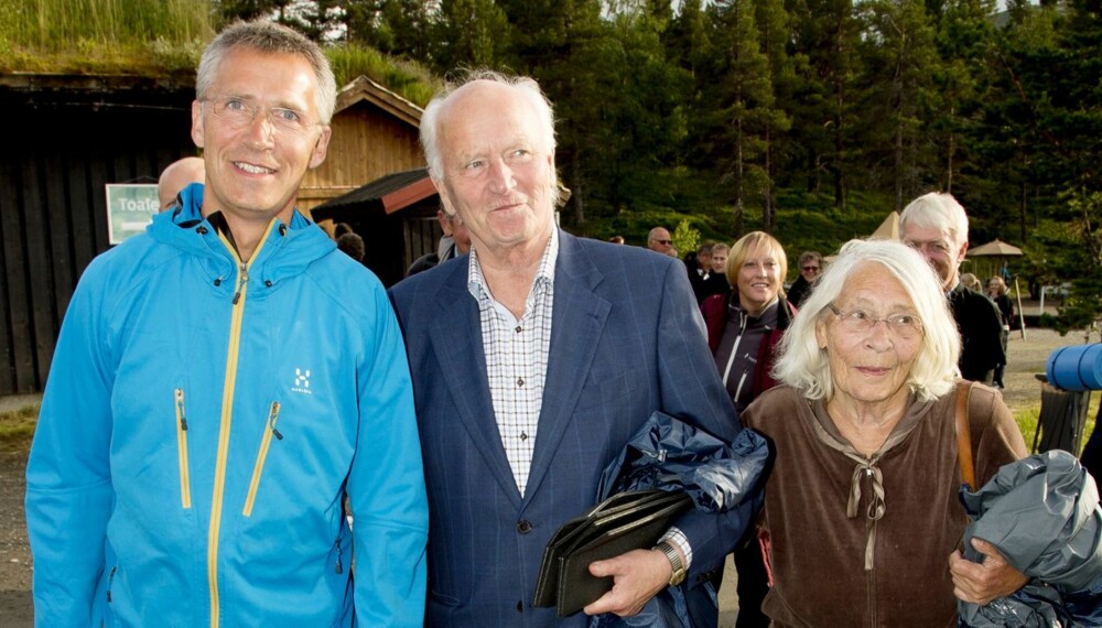 MED FORELDRENE: Jens Stoltenberg hadde med seg foreldrene Thorvald og Karin da han ble tildelt årets Peer Gynt-pris i Vågå i begynnelsen av august i år.