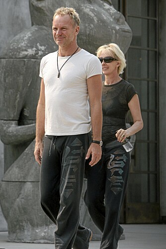 GRILLDRESS: Du bør kanskje styre unna grilldressfenomenet. Her er det Sting og kona Trudie som er på vei til den populære restauranten The Ivy i Los Angeles, iført matchende joggebukse. GRILLDRESS: Du bør kanskje styre unna grilldressfenomenet. Her er det Sting og kona Trudie som er på vei til den populære restauranten The Ivy i Los Angeles, iført matchende joggebukse.