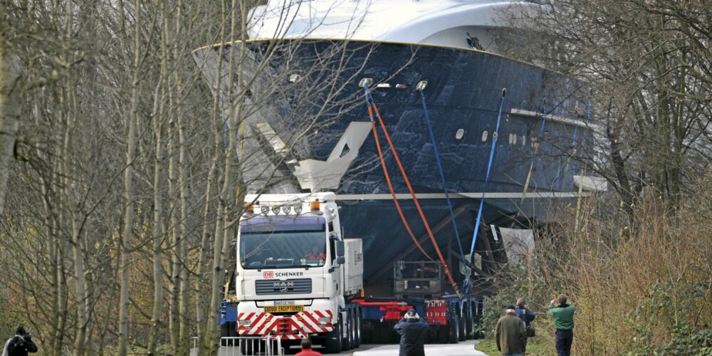 STOR LAST: En trekkvogn pleier vanligvis å virke stor. I forhold til messens største båt ser den derimot ut som en lekebil.