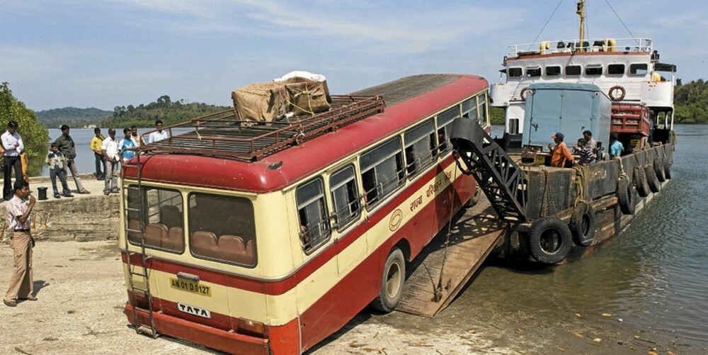 SKAL PÅ: Det er så vidt det går, men bussen skal på. Bildet er fra en av de mange fergeturene jeg har tatt til Andamanøyene.