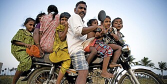 HVOR MANGE? Chumar er far til fem - men fikk plass til åtte på sykkelen. Typisk for India - fullt av folk og alltid plass til en til!