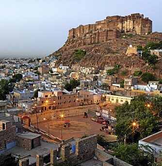 EVENTYRLIG: Fra en liten knaus titter det enorme fortet utover byen Jodhpur i Rajasthan.
