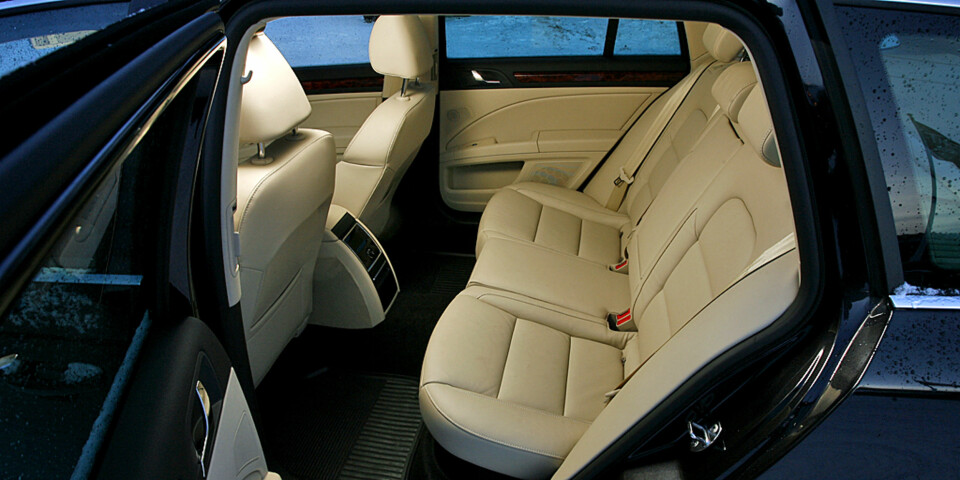 GEDIGEN: I baksetet er limousinefølelsen aldri langt unna. Benplassen er gedigen.