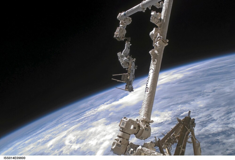 I DET FRI: ESA-astronaut Christer Fuglesang er fotforankret på en arbeidsplattform festet til Den internasjonale romstasjonens viktigste robotarm, og blir forflyttet sammen med en del som skal monteres til stasjonen. En forflytning på denne måten sparer adskillig tid og krefter. Bildet er tatt under den andre av Fuglesangs tre arbeidsøkter utenfor på STS-116 ferden.