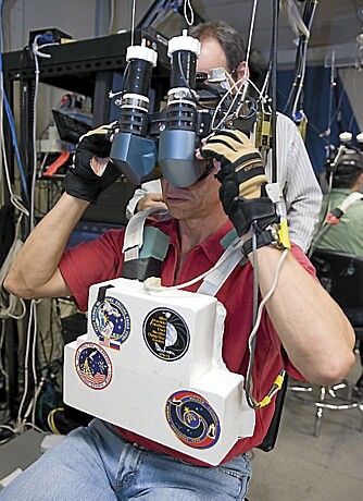 LADER OPP: Virtuell virkelighet er et ofte benyttet treningsverktøy for en romfergeferd som omfatter arbeidsoppgaver utenfor: EDB-basert grafikk presentert med fjernsynsskjermer i en slags hjelm, pluss spesielle hansker, gir astronautene inntrykk av arbeidsforholdene de vil møte oppe i rommet. Her forbereder Christer Fuglesang seg på STS-128 ferden.