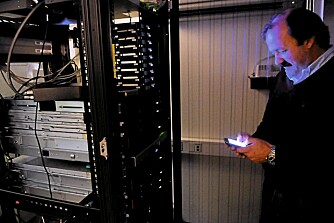 FØLGER MED: Jan Roger Wilkens og 14 andre dataeksperter overvåker datatrafikken til norske bedrifter døgnet rundt.