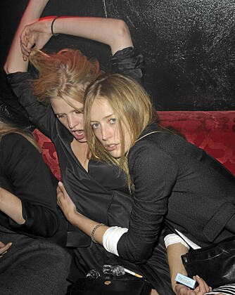 UTAGERENDE: Lara Stone (bak) på Guvenchy-festen i 2008. Var det en anledning til å drikke seg full, grep Lara den begjærlig.