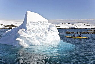 ISFJELL: Det blir ikke særlig flottere enn å padle i det krystalklare vannet mellom flytende isfjell!